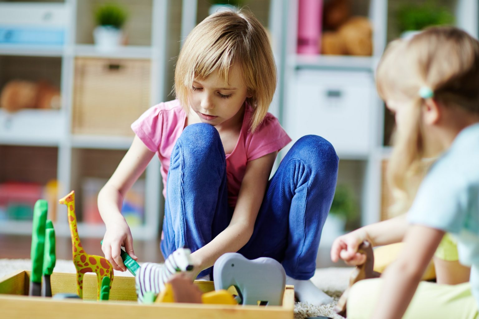 Anak bermain mainan edukasi