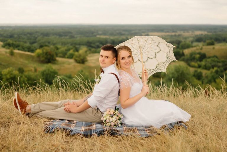 optimize- newlyweds-picnic-nature-bride-groom-after-wedding-ceremony